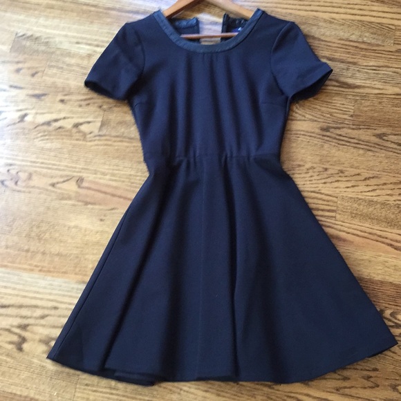Madewell Dresses & Skirts - Madewell black fit and flare short sleeve dress